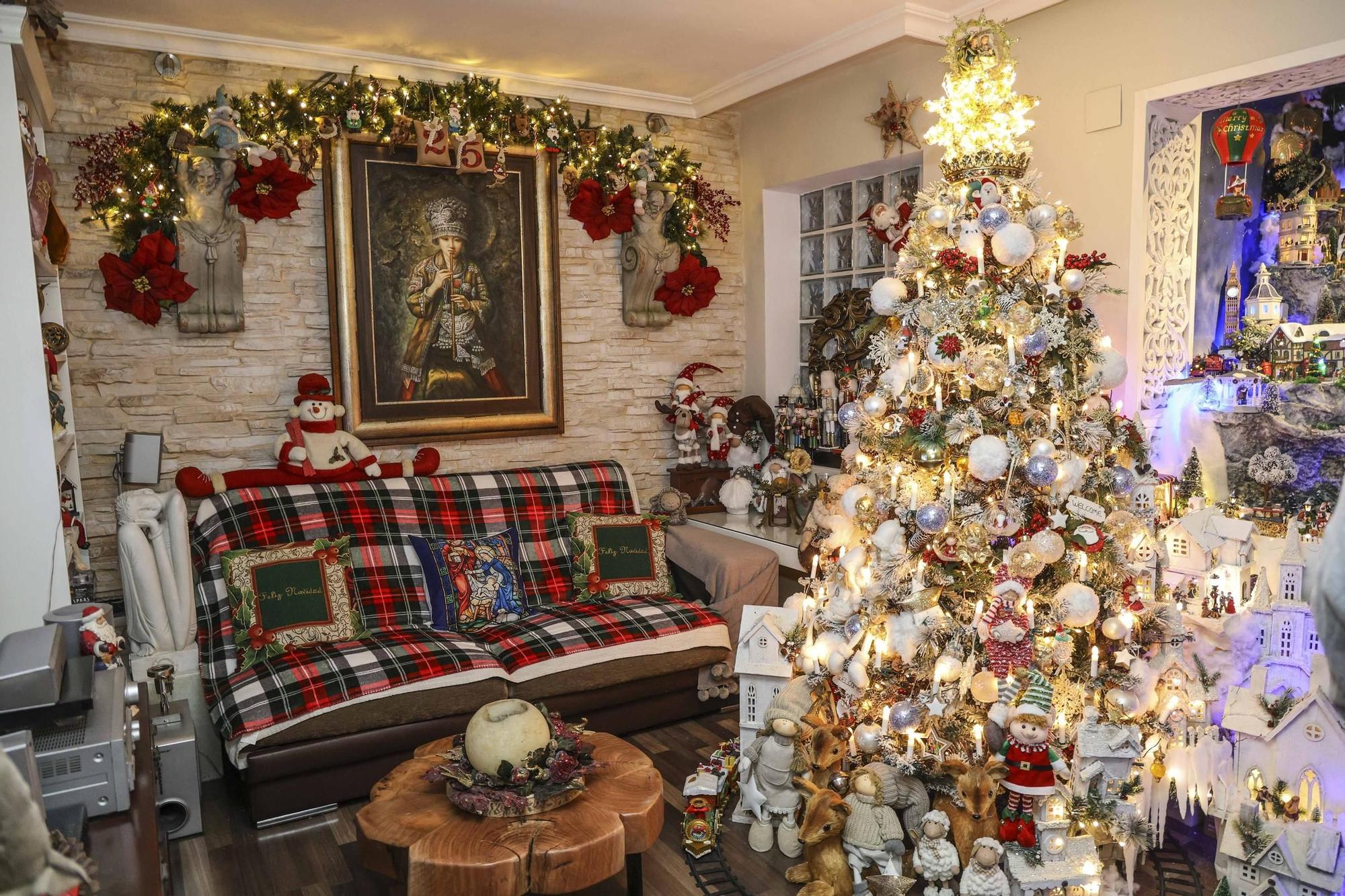 Un sanvicentero monta en su casa un espectacular poblado de navidad