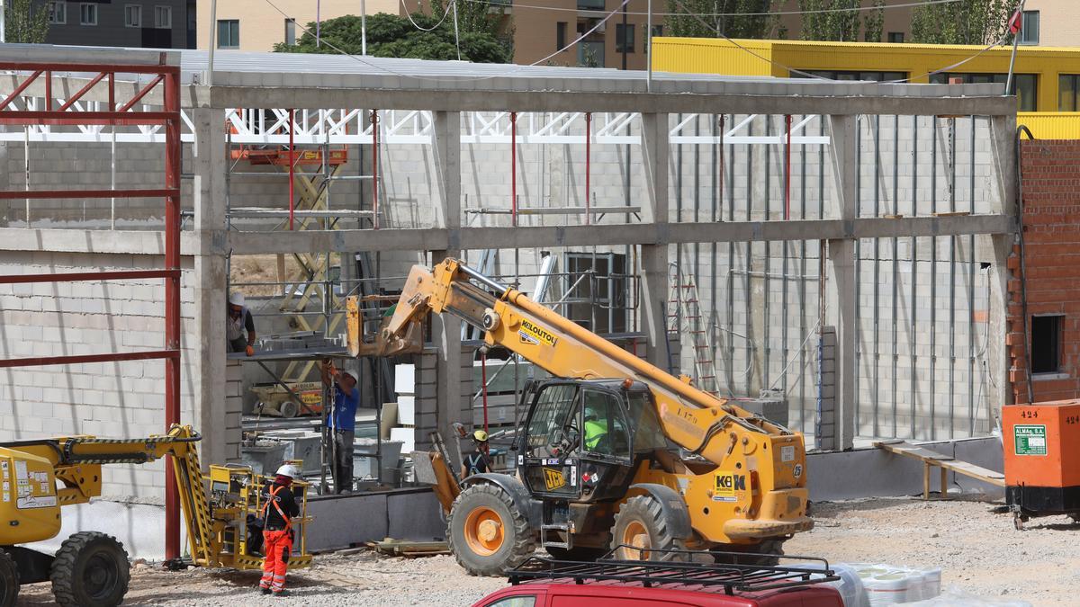 Varios trabajadores en las inmediaciones del Soledad Puértolas, ayer.