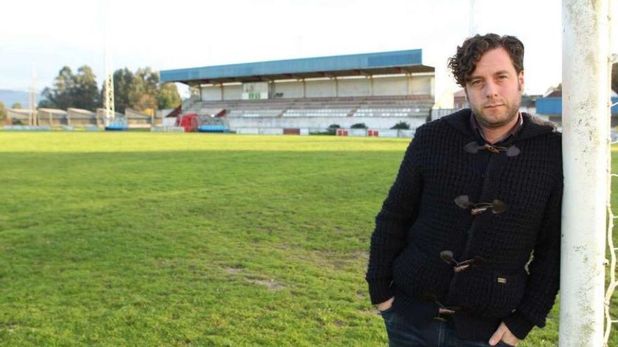 Tinto, ayer, en A Baiuca, un estadio en el que dio sus primeros pasos y que aguarda por su inminente derribo. // Bernabé