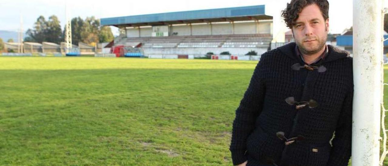 Tinto, ayer, en A Baiuca, un estadio en el que dio sus primeros pasos y que aguarda por su inminente derribo. // Bernabé