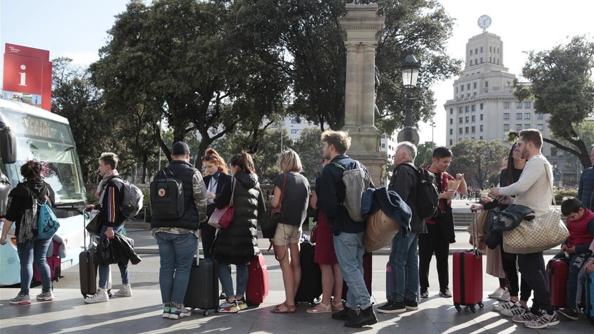 Un grupo de usuarios del Aerobus, principalmente turistas, esta semana