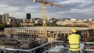 Entrevista con Mamadu frente a las obras del. Camp Nou. Creemos que debería ser la foto principal porque ilustra Camp Nou y uno de nuestros testimonios del documental.