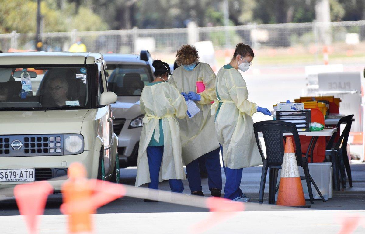 Adelaide (Australia), 18/11/2020.- Health workers test the public at a COVID-19 testing facility at Victoria Park in Adelaide, South Australia, Australia, 19 November 2020. South Australia will go into lockdown for six days, with a range of restrictions to provide help in controlling an outbreak of COVID-19 in Adelaide. (Adelaida) EFE/EPA/DAVID MARIUZ AUSTRALIA AND NEW ZEALAND OUT