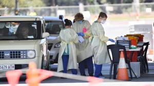 Adelaide (Australia), 18/11/2020.- Health workers test the public at a COVID-19 testing facility at Victoria Park in Adelaide, South Australia, Australia, 19 November 2020. South Australia will go into lockdown for six days, with a range of restrictions to provide help in controlling an outbreak of COVID-19 in Adelaide. (Adelaida) EFE/EPA/DAVID MARIUZ AUSTRALIA AND NEW ZEALAND OUT