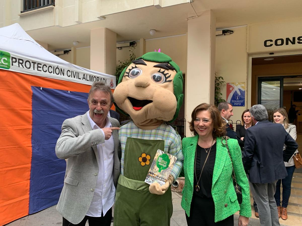 Santi Rodríguez y la alcaldesa del municipio, María Gómez