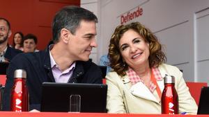 El secretario general del PSOE y presidente del Gobierno, Pedro Sánchez, y la ministra de Hacienda y Función Pública, María Jesús Montero