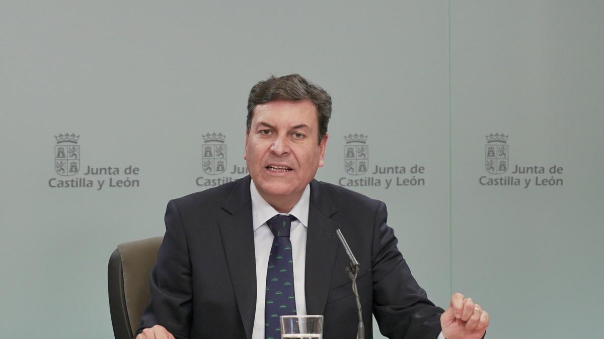El consejero de Economía y Hacienda y portavoz, Carlos Fernández Carriedo, antes de comparecer en rueda de prensa .