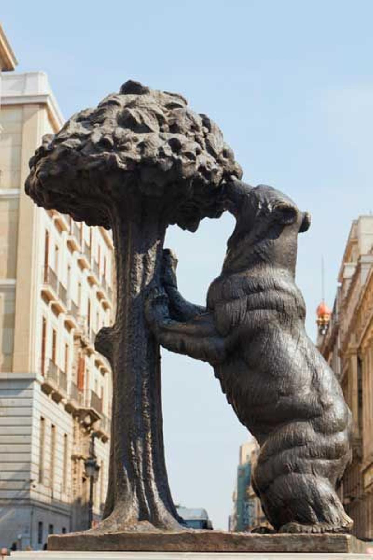 El Oso y el Madroño es el símbolo de Madrid. Esta estatua se encuentra en la Puerta del Sol.