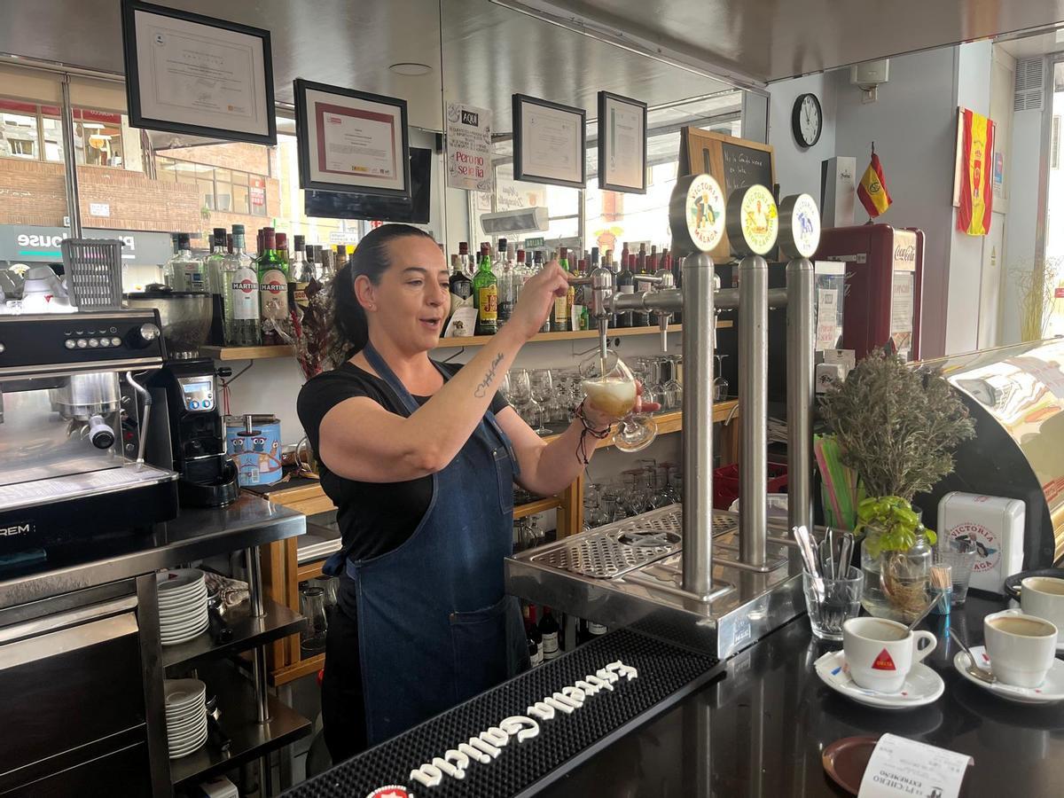 Carmen Álvarez tira una copa de cerveza en El Puchero Extremeño, en la calle Gil Cordero.