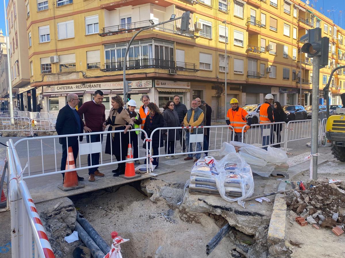 Eva Sanz, alcaldesa de Benetússer, enseña las obras del alcantarillado a Vicent Mompó, presidente de la Diputación de Valencia, y Paco Comes, diputado y alcalde de Massanassa.