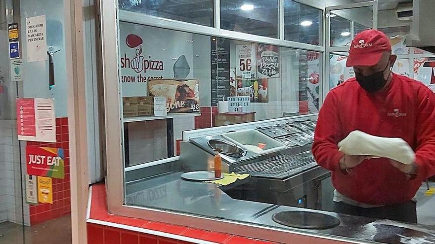 Fresh Pizza atén clients al seu local i també reparteix pizzes