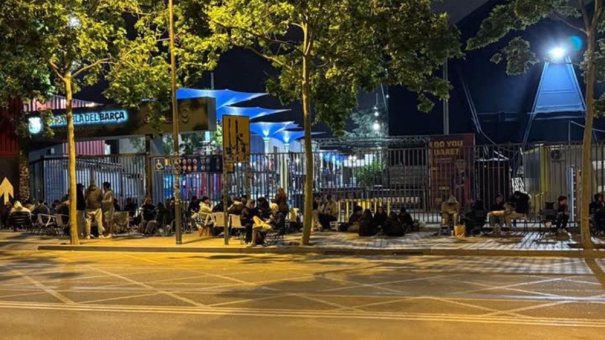 ¡Largas colas para conseguir la camiseta de Travis Scott! Así se vivió la locura en la tienda del Barça