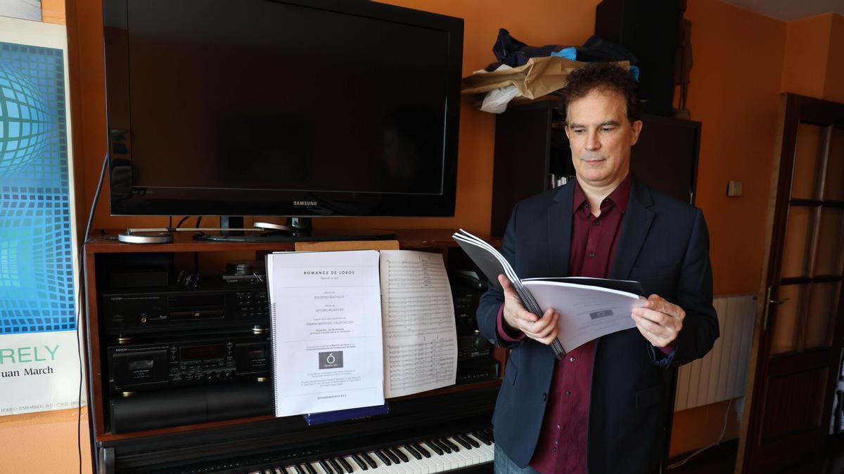El compositor Eduardo Soutullo, en su casa en Vigo.