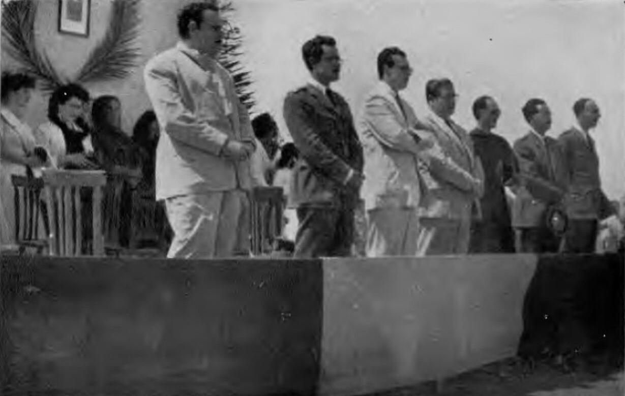Autoridades de las Islas participan junto a sus esposas -detrás, sentadas- en los actos religiosos organizados en la Colonia Agrícola Penitenciaria de Tefía (Fuerteventura) el 24 de septiembre por La Merced.jpeg