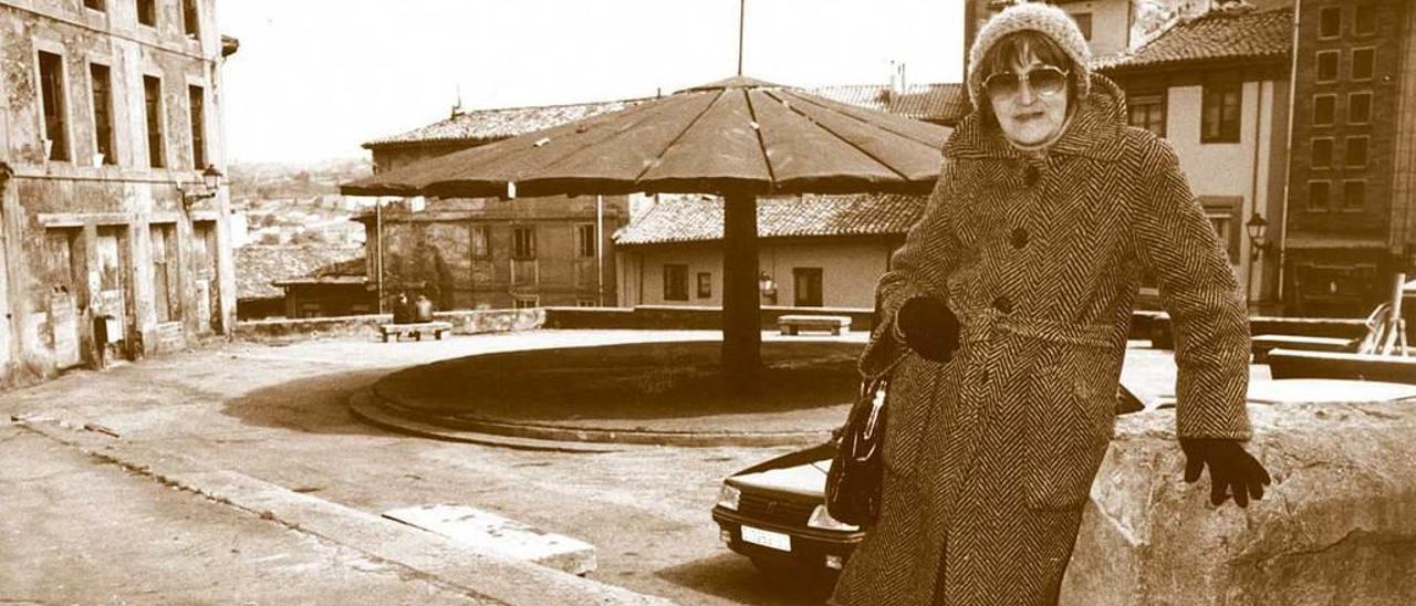 Dolores Medio, en la plaza del Paraguas de Oviedo.