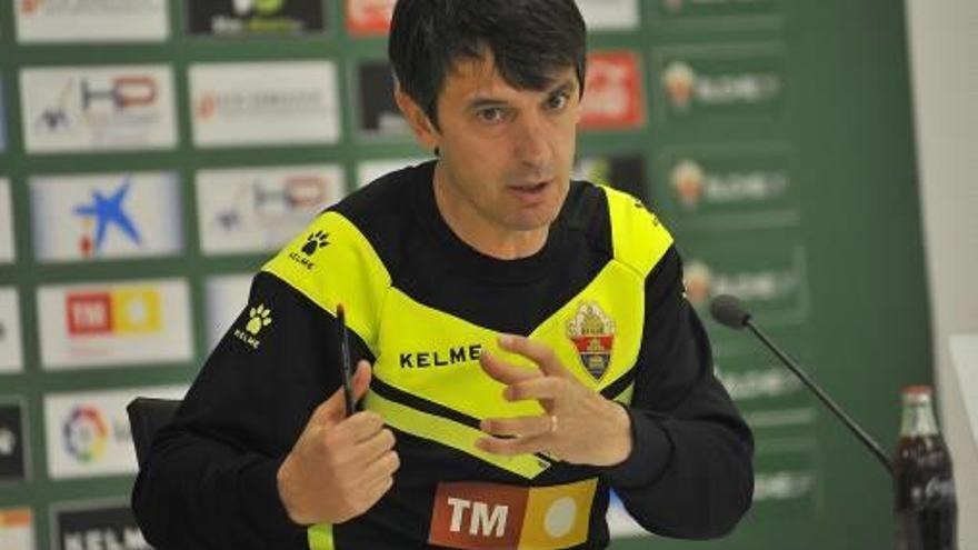 El entrenador del Elche José Rojo Pacheta, ayer en la sala de prensa tras el amistoso ante el Zenit disputado en el Martínez Valero.