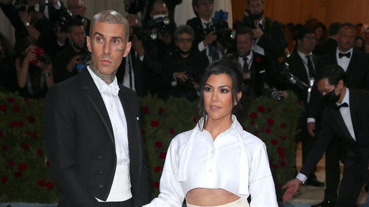 Kourtney Kardashian y Travis Barker, el look completo