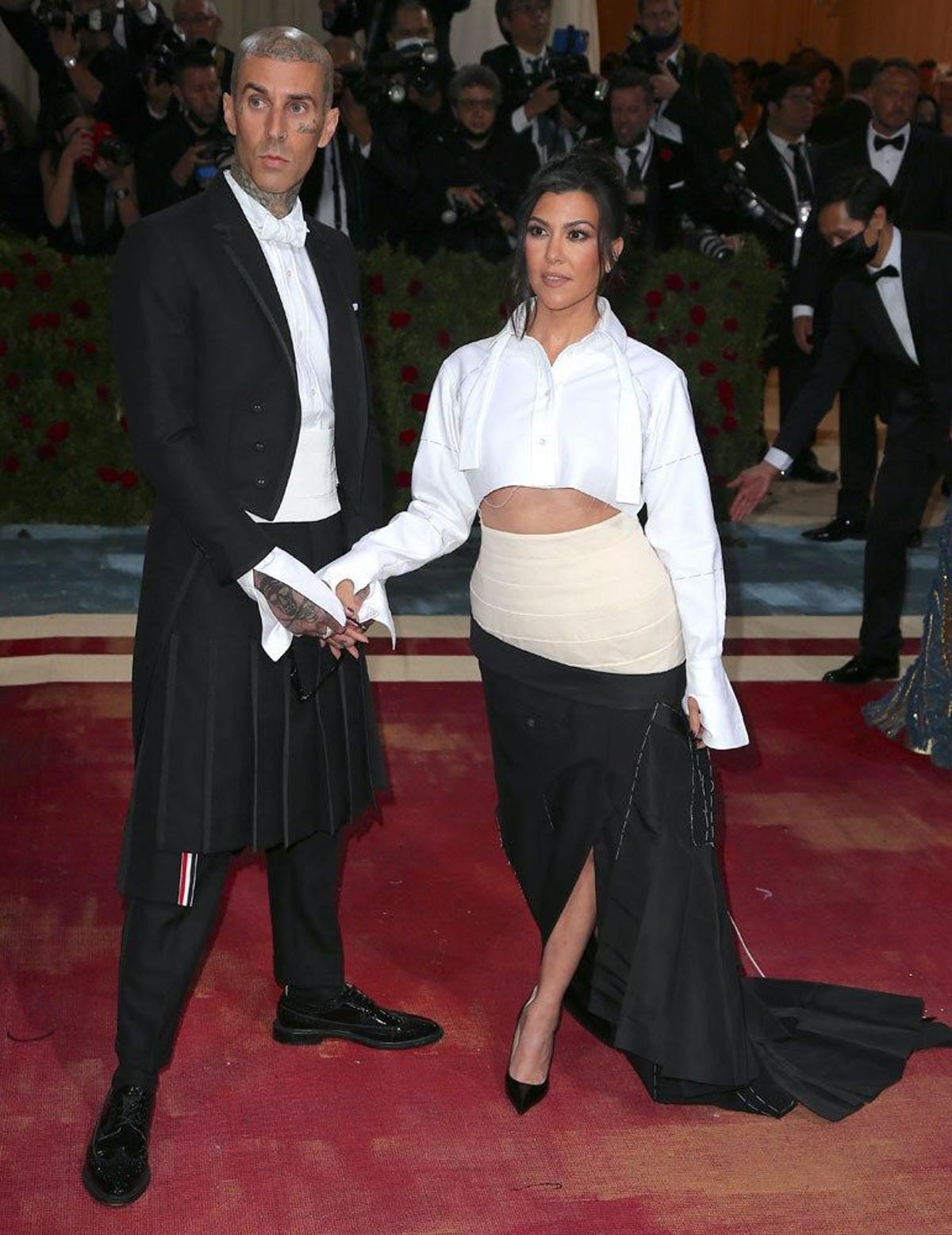 Kourtney Kardashian y Travis Barker, el look completo