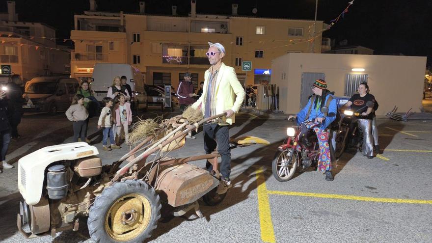 Llegada de algunos de los asistentes a Sa Nostra Flower, un tributo a los hippies más rurales. | FOTOS DE PILAR MARTÍNEZ