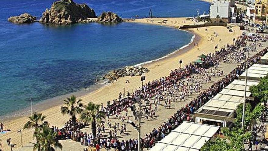 La dansa tradicional porta 1.500 alumnes al passeig de Mar de Blanes