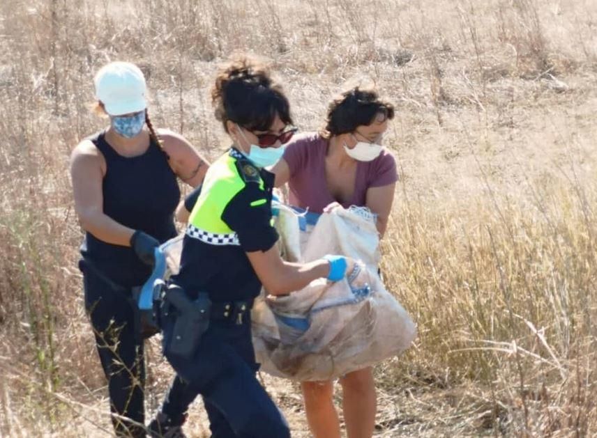 Rescatan a un perro abandonado dentro de un saco atado en Albal