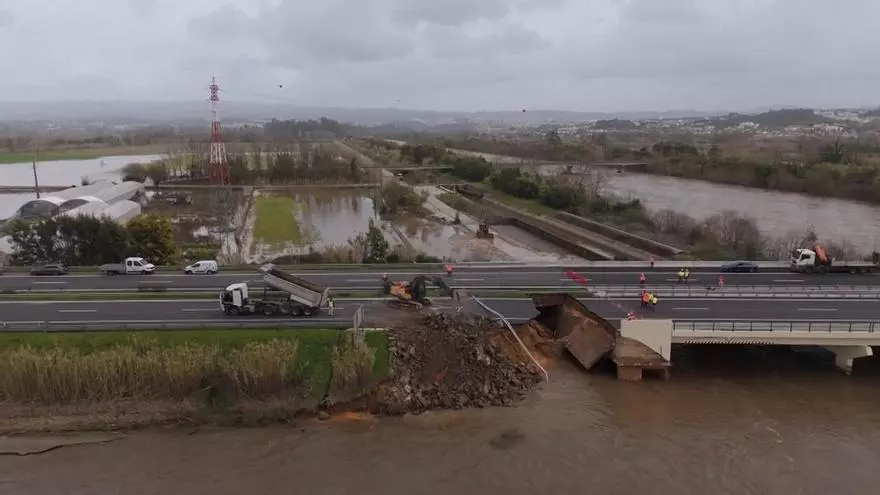Una parte de una de las principales autopistas de Portugal se derrumba después de las inundaciones