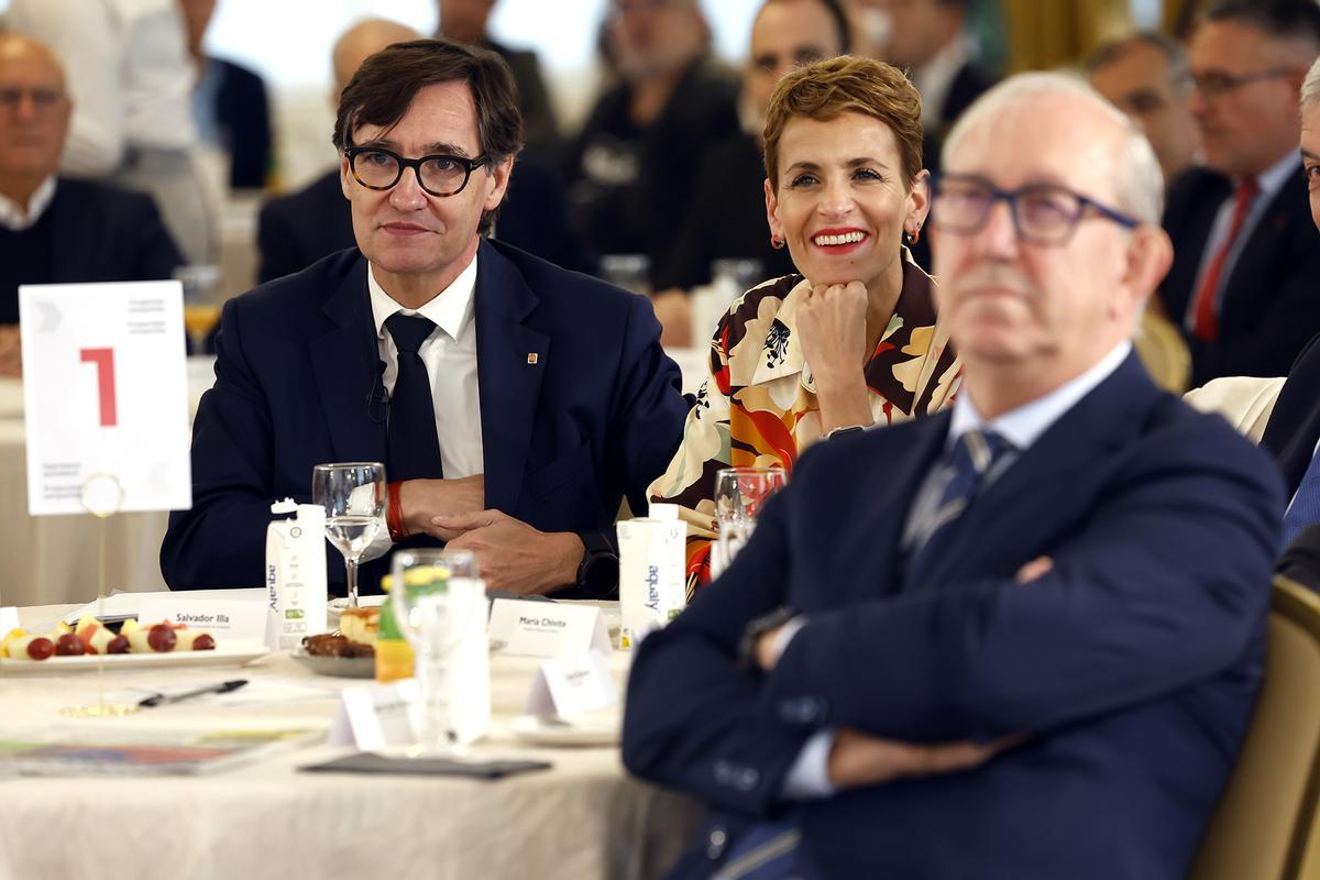 Desayuno informativo con Salvador Illa en Pamplona organizado por Diario de Noticias y EL PERIÓDICO. En la imagen, Salvador Illa y María Chivite, presidenta de Navarra, durante el acto.
