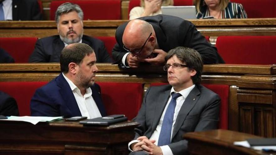 El Parlamento catalán concede una prestación económica a Junqueras y Sànchez