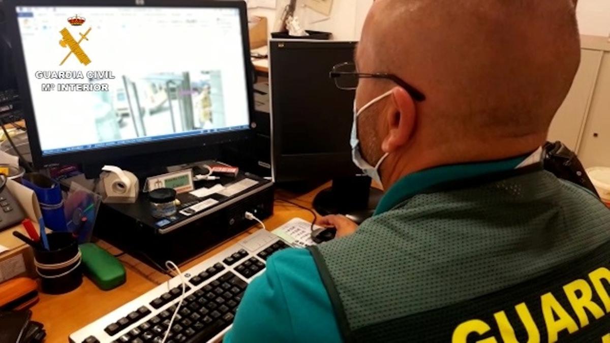 Imatge d'arxiu d'un agent de la Guàrdia Civil