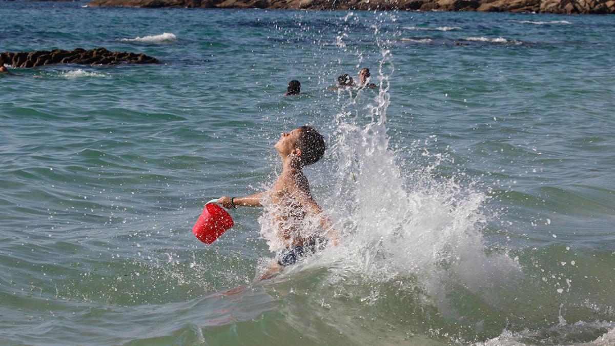 Un bañista disfruta de la ría de Vigo en la playa de Samil