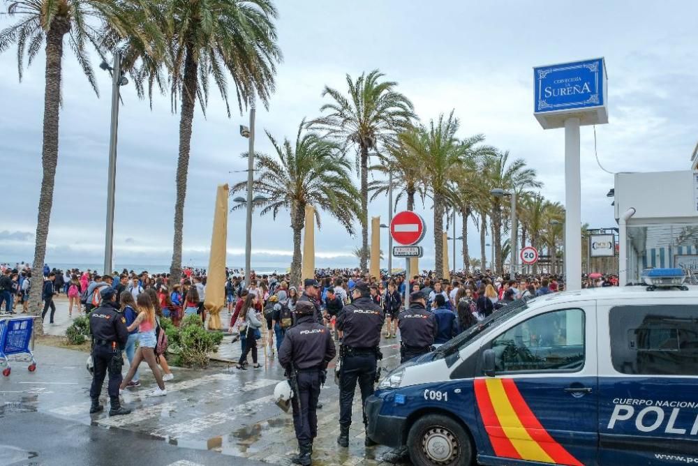 Miles de jóvenes celebran el botellón en la playa de San Juan