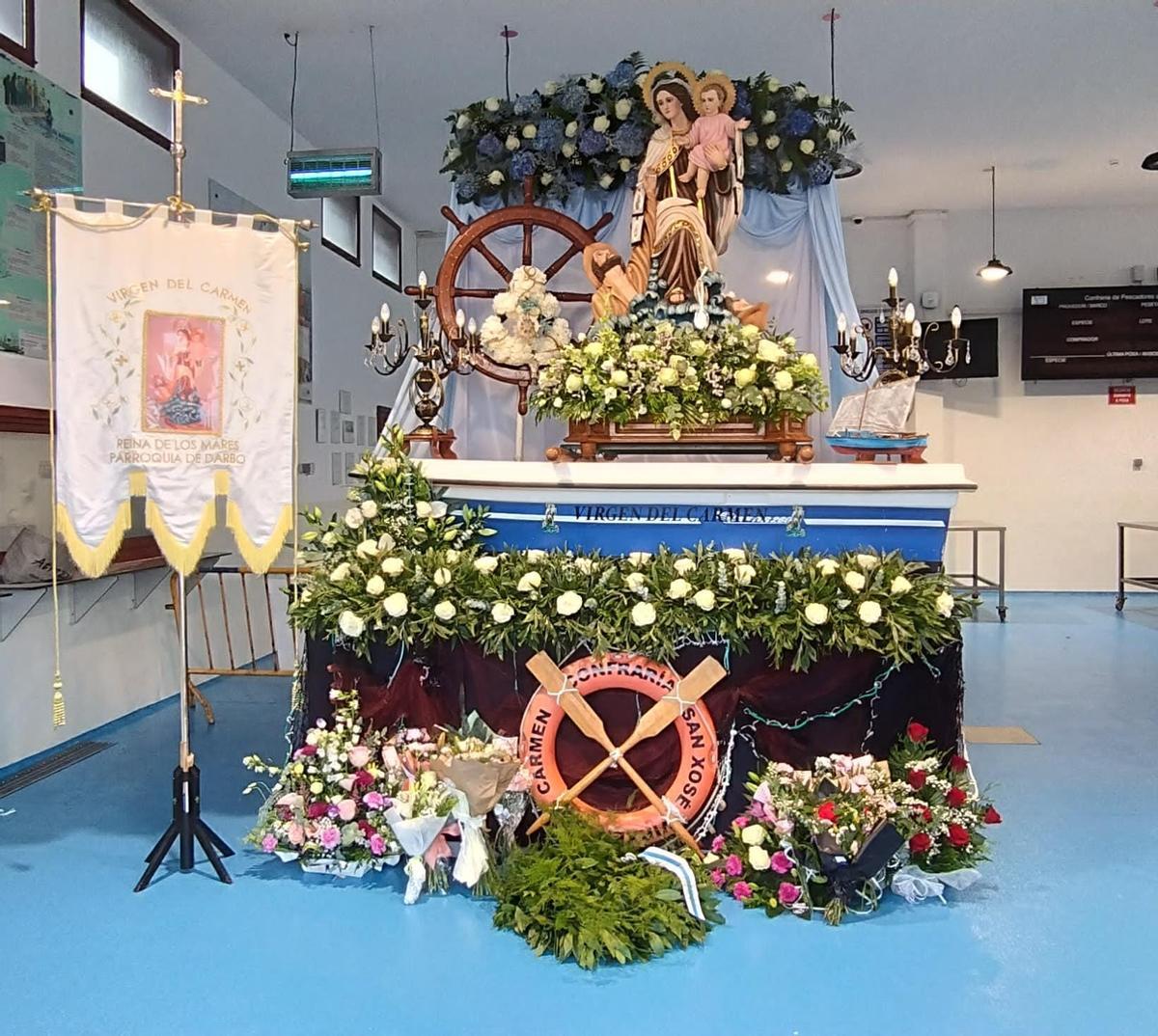 Virgen del Carmen, engalanada en la lonja de Cangas.