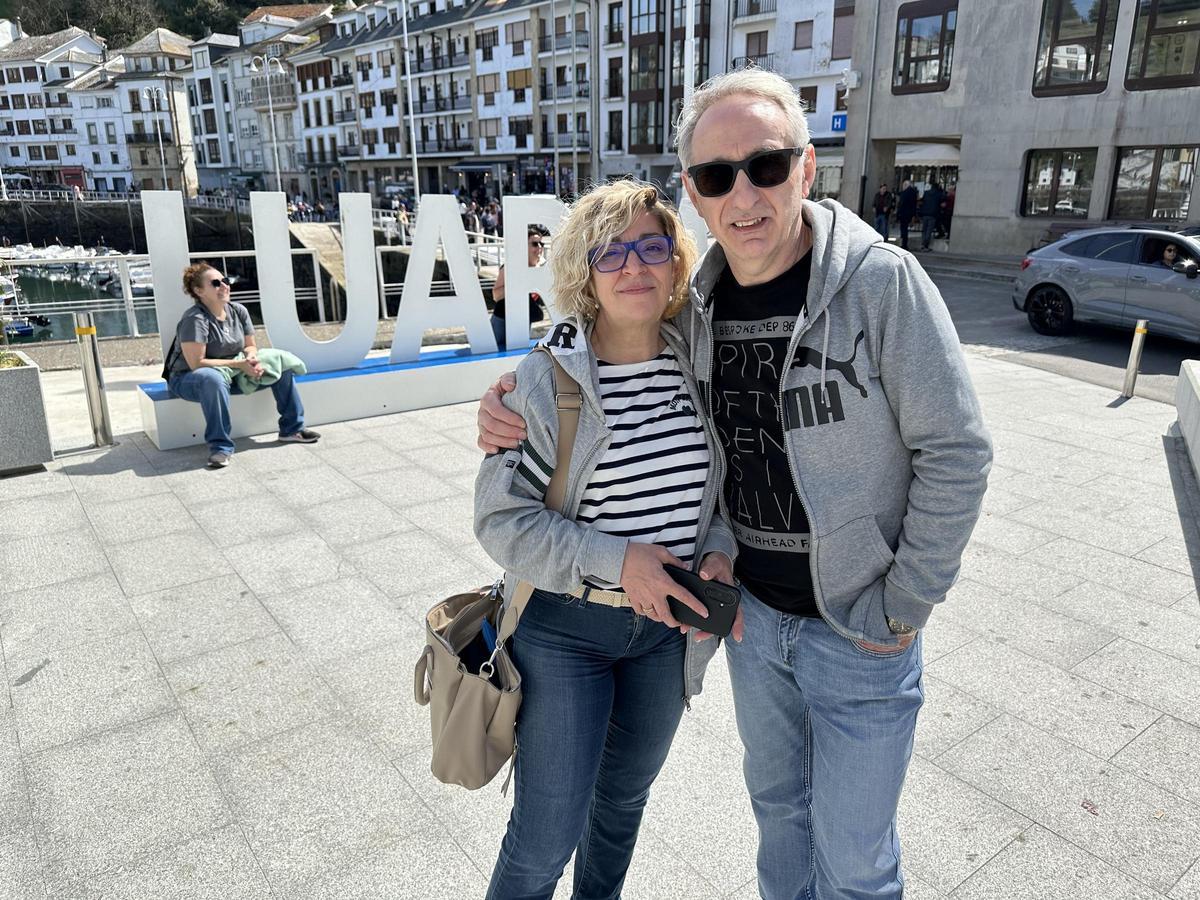 Bienvenida Mateos y Luis Antonio Fernández, en las 'letronas' de Luarca, en el paseo del muelle.