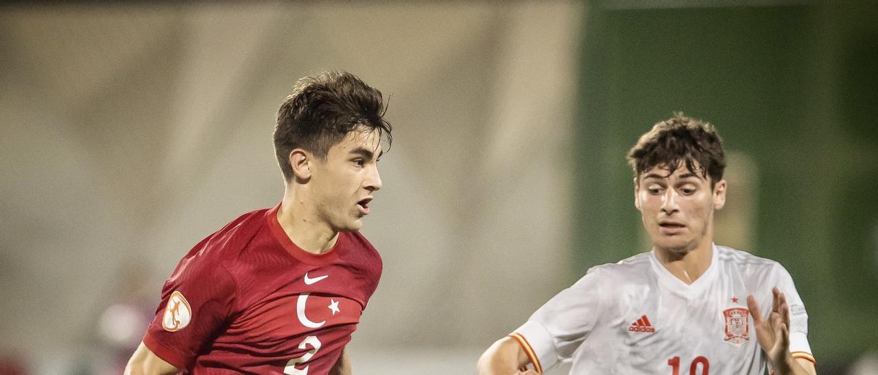 Rodrigo Mendoza, durante el partido de la selección española sub&#039;17 frente a Turquía