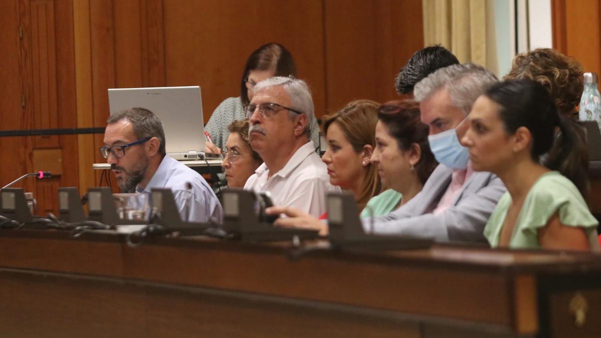 El grupo socialista, hoy en el pleno, con un concejal menos de los 8 que tiene.