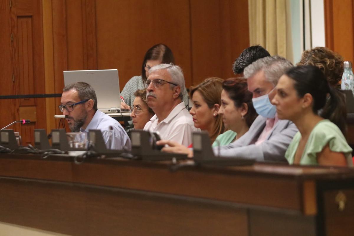 El grupo socialista, hoy en el pleno, con un concejal menos de los 9 que tiene.