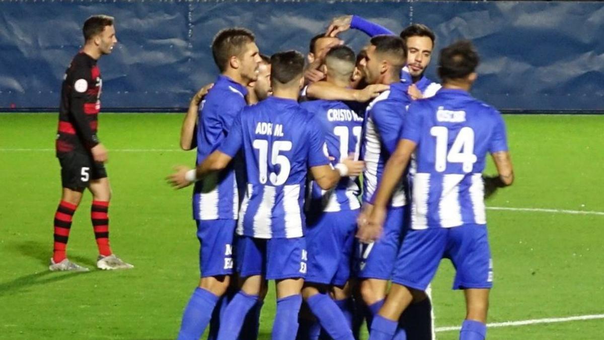 Los aguileños, celebrando el gol de Góngora. | JAIME ZARAGOZA