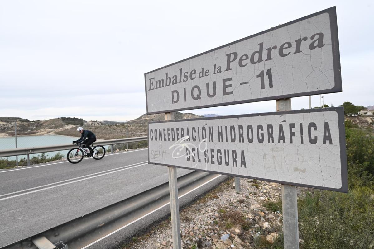 Dique del embalse de La Pedrera en Orihuela