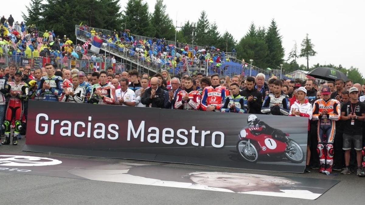 El Mundial de motociclismo ha despedido hoy al maestro Ángel Nieto con un minuto de silencio estremecedor antes de que empezase el GP de la República Checa.