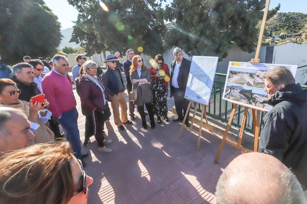 Visita a las zonas más afectadas por la DANA de septiembre en la Vega Baja por parte de expertos que diseñarán las defensas de la comarca frente a futuras a avenidas