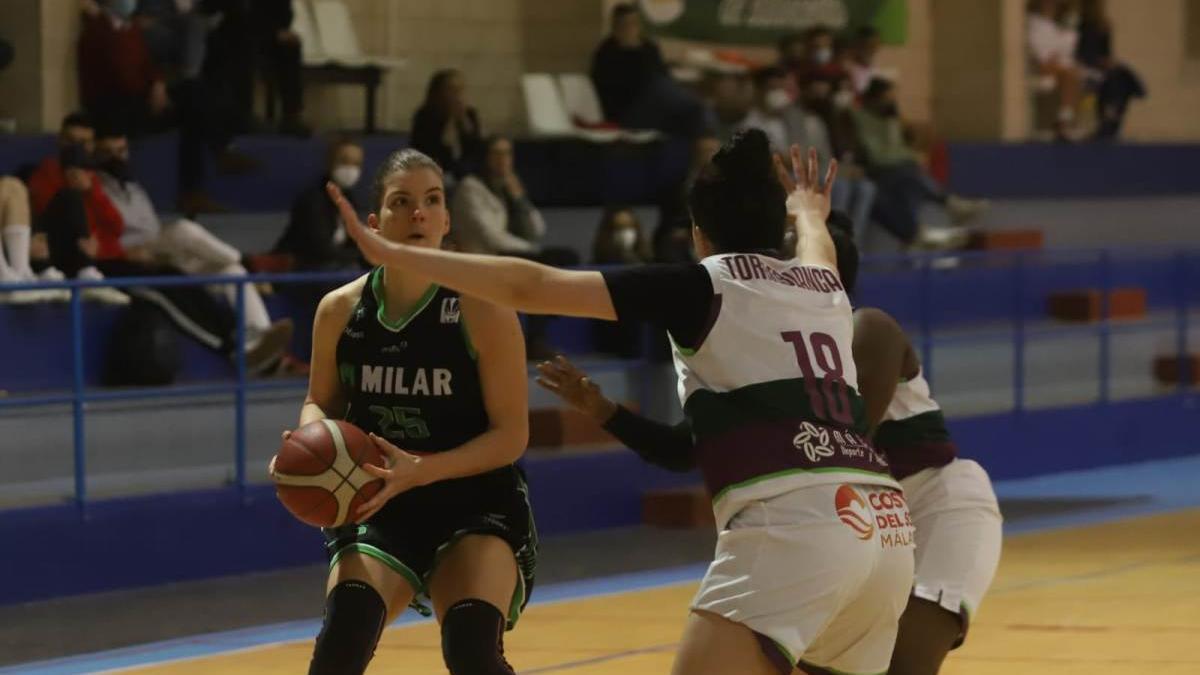 Sofía Licskai controla el balón contra el Unicaja.