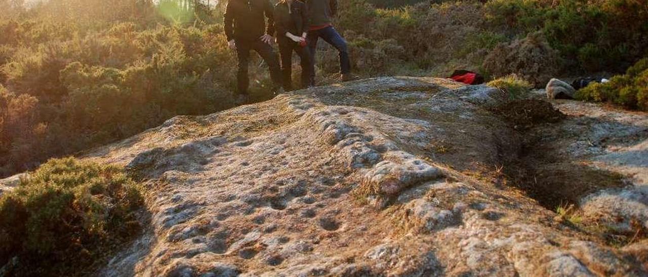 Membros de Capitán Gosende, a carón do Lombo da Serpe, o terceiro petróglifo de Castro do Cabo.