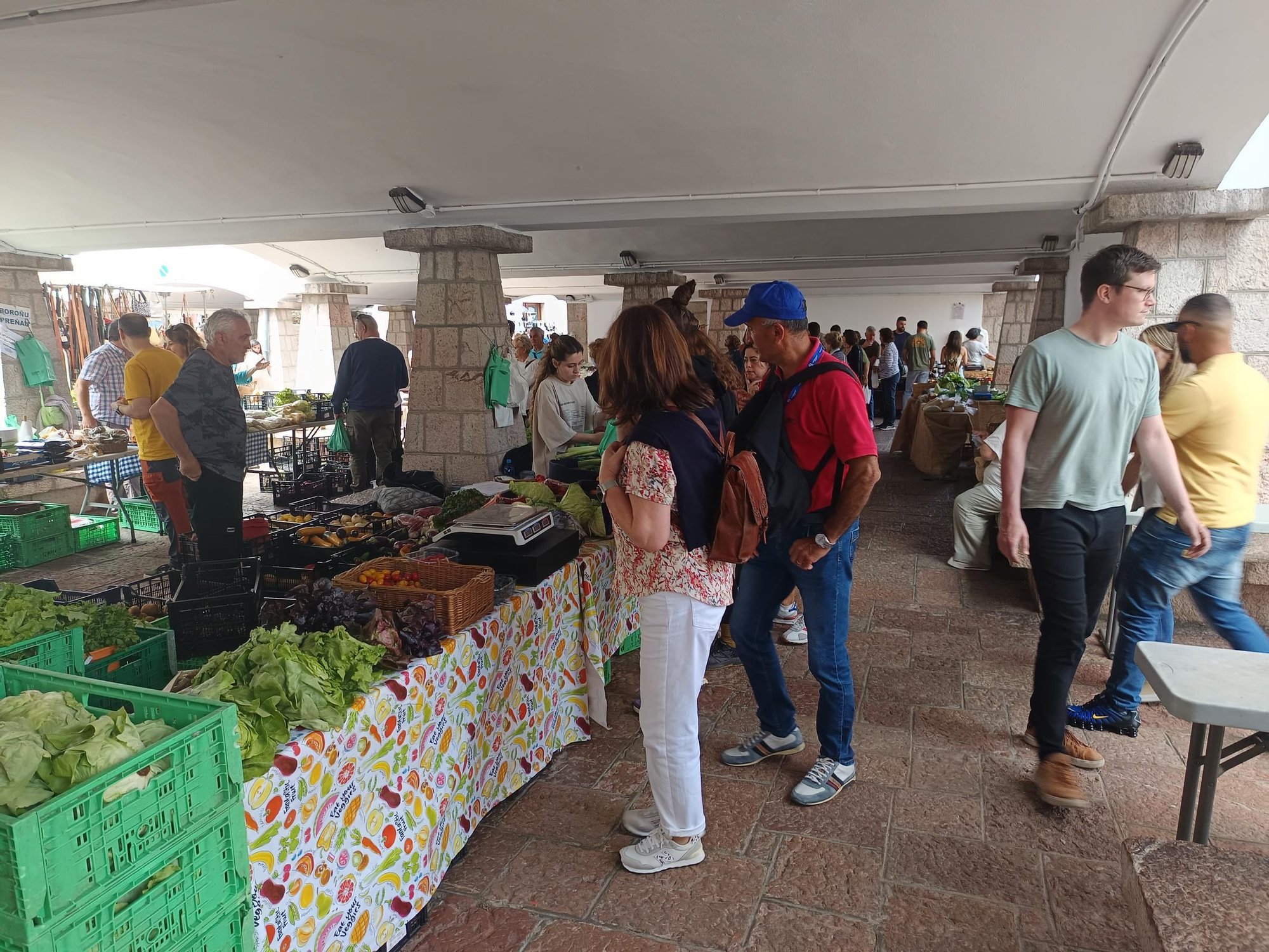 Gran ambiente en el mercado semanal de Cangas de Onís