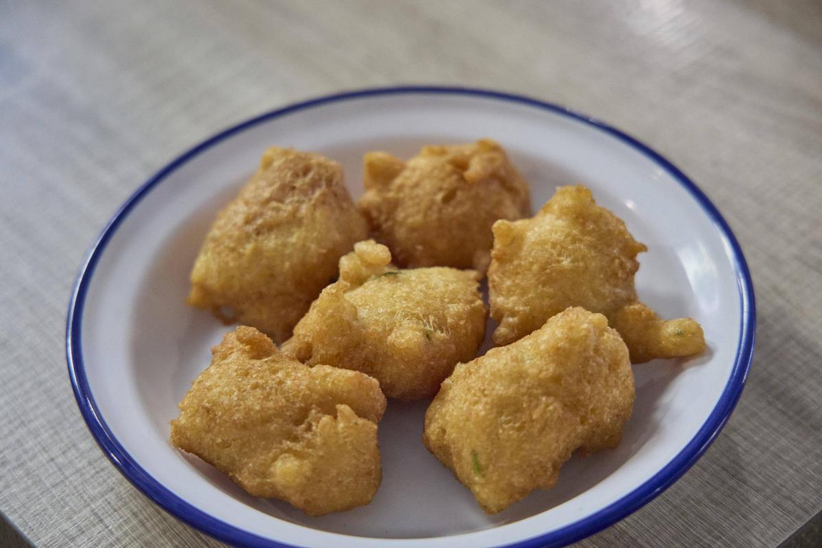 Un plat de bunyols de bacallà del Sea and Chips.