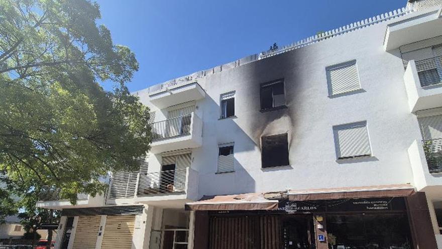 Estado en el que ha quedado la fachada del edificio de la plaza Taner de La Vileta tras el incendio.