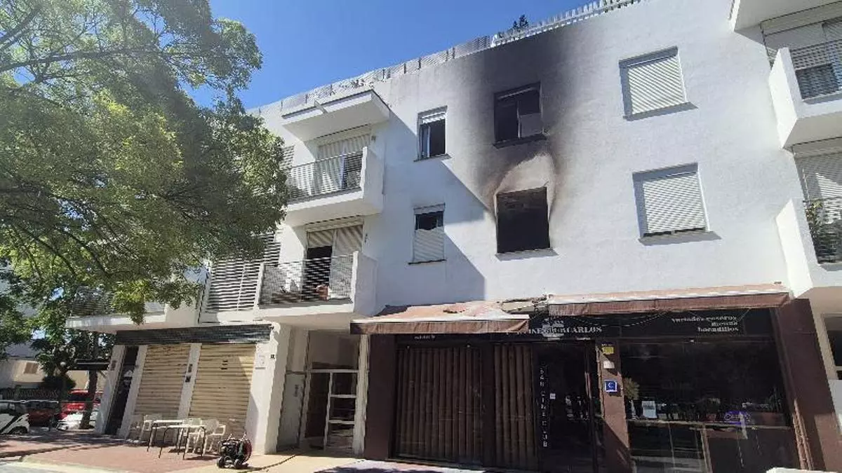 Una intoxicada grave por inhalación de humo en el incendio de un edificio de La Vileta