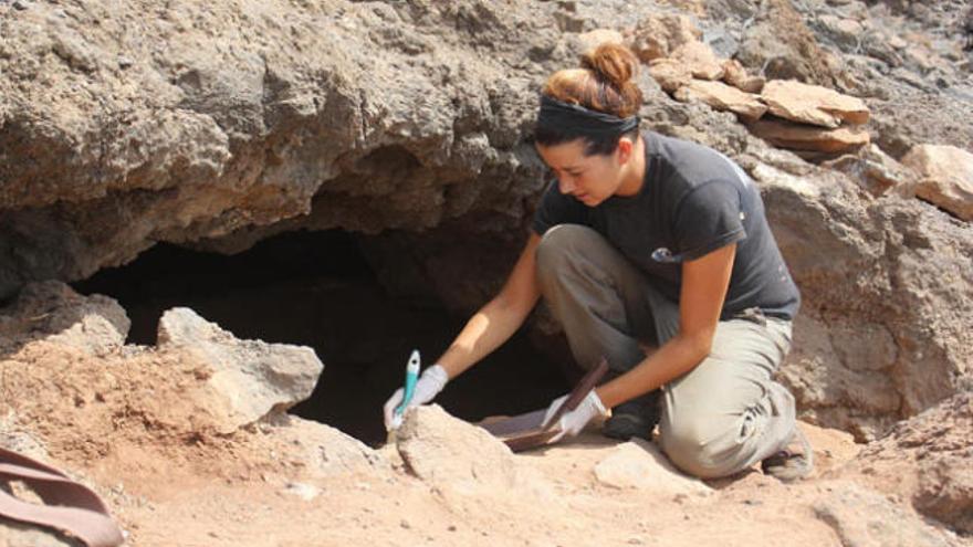 Archivo:  Trabajos de investigación en un yacimiento de Fuerteventura.