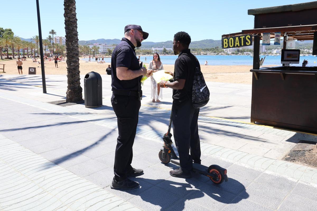 Galería: campaña de concienciación y control sobre la circulación de patinetes eléctricos en Sant Antoni
