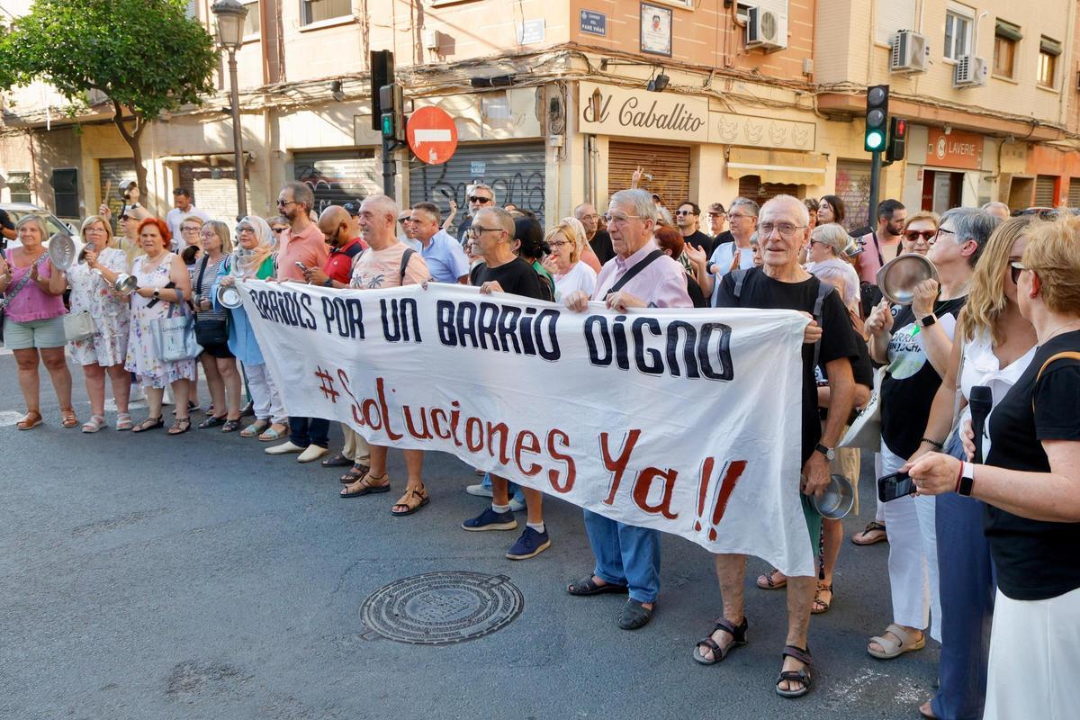 Cacerolada en Orriols