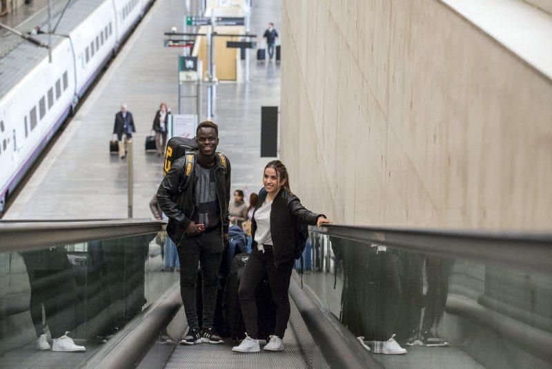 Llegada de los dos karatekas Raquel Roy y Babacar Seck a la capital aragonesa